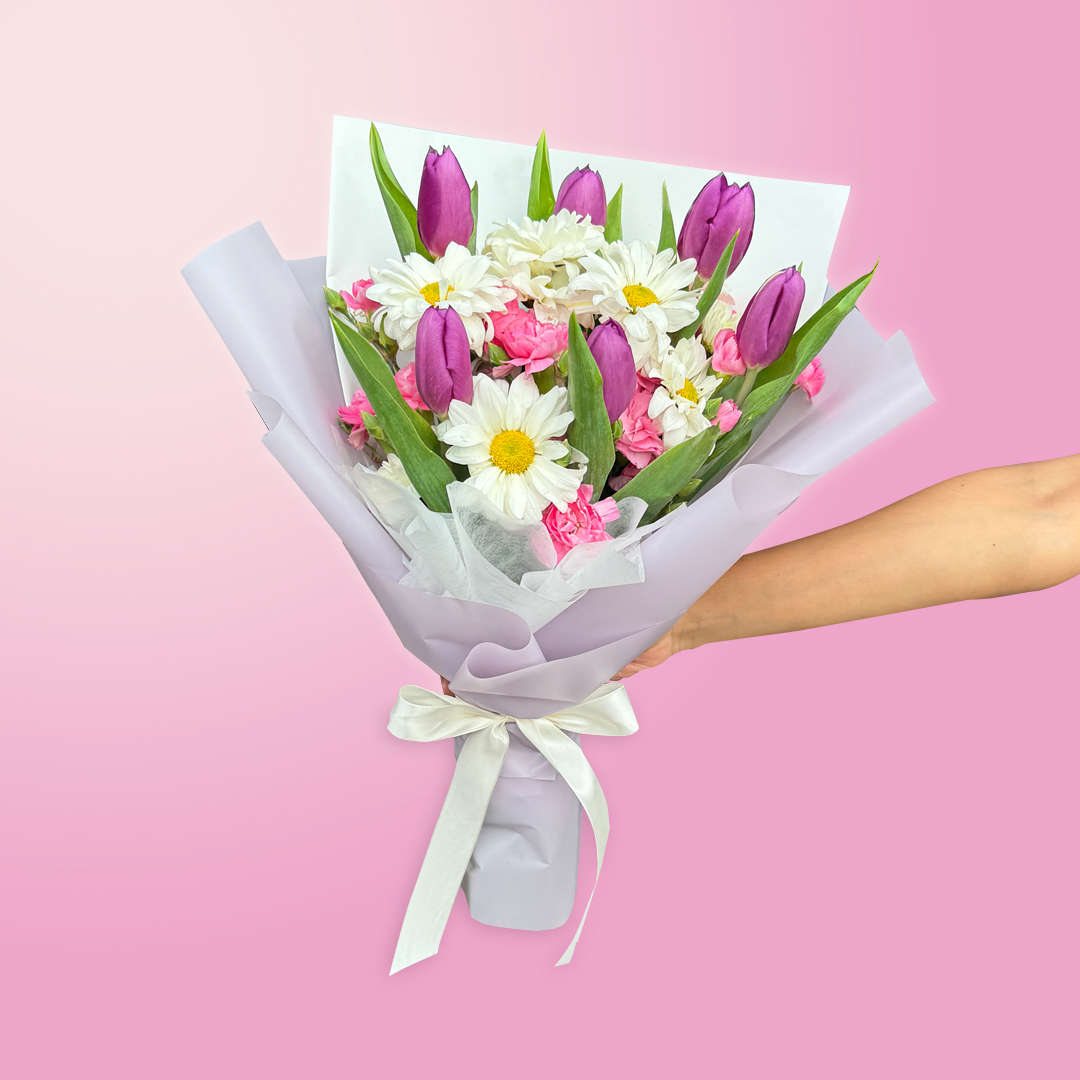 ramo de tulipanes y margaritas con mano